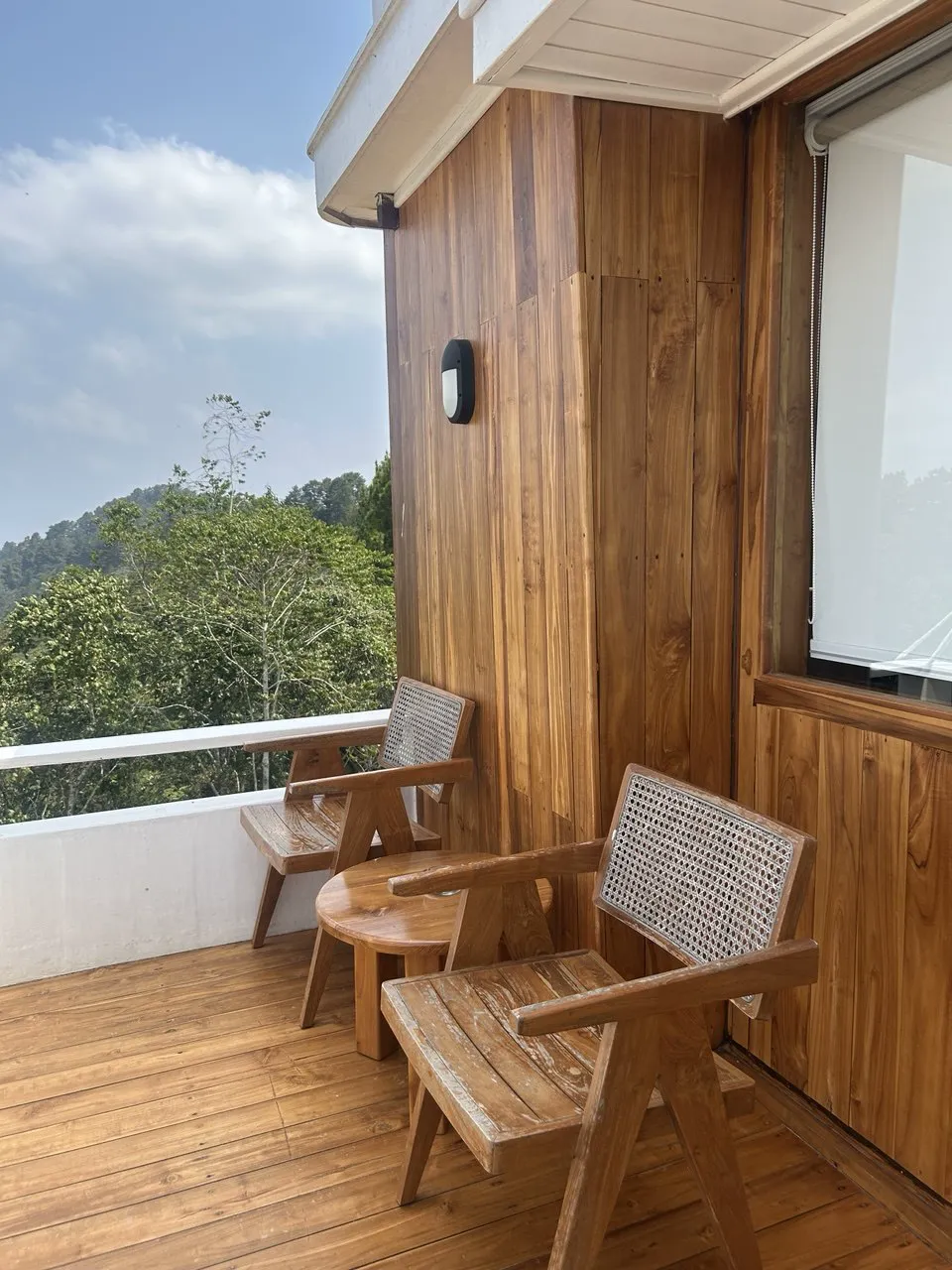 Balkon kayu Bahtera Nuh dengan kursi dan pemandangan bukit