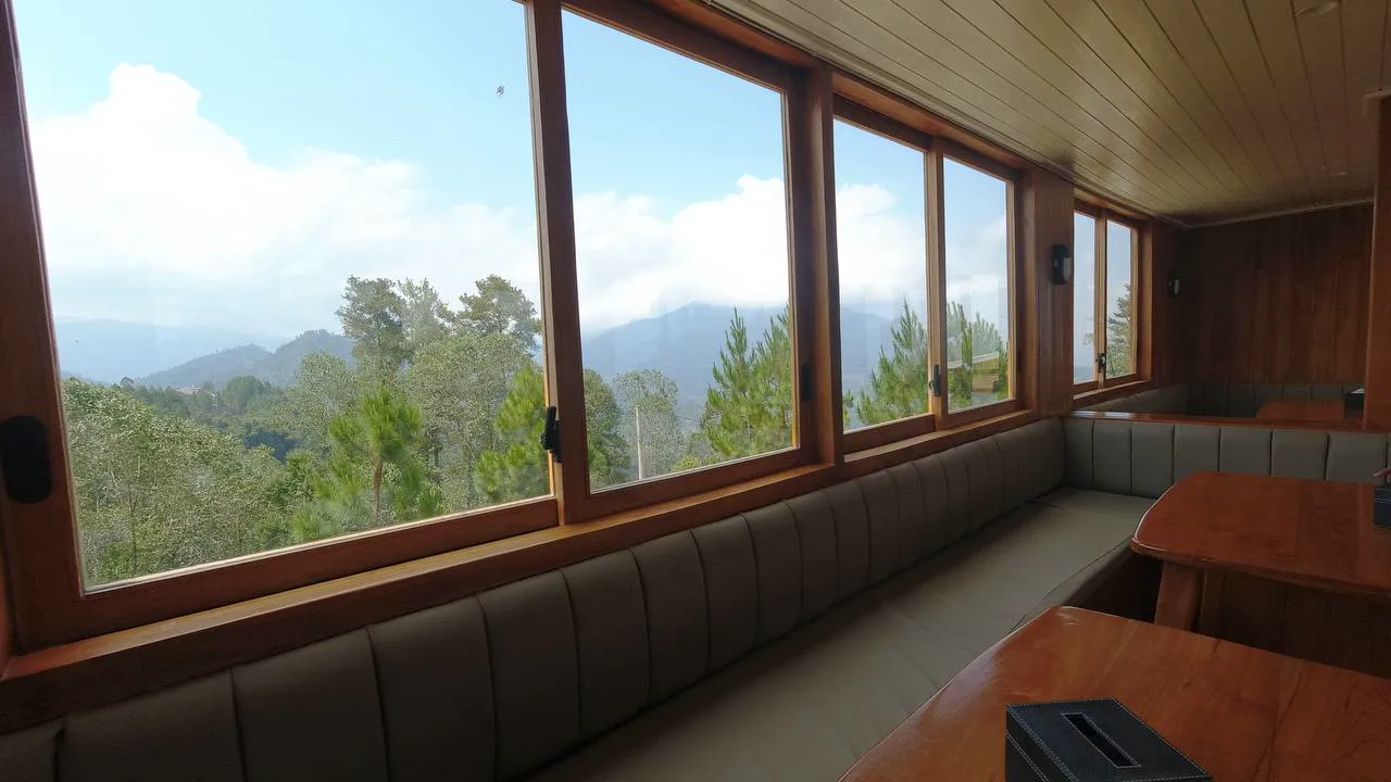 Sofa panjang di dalam Bahtera Nuh menghadap hutan pinus