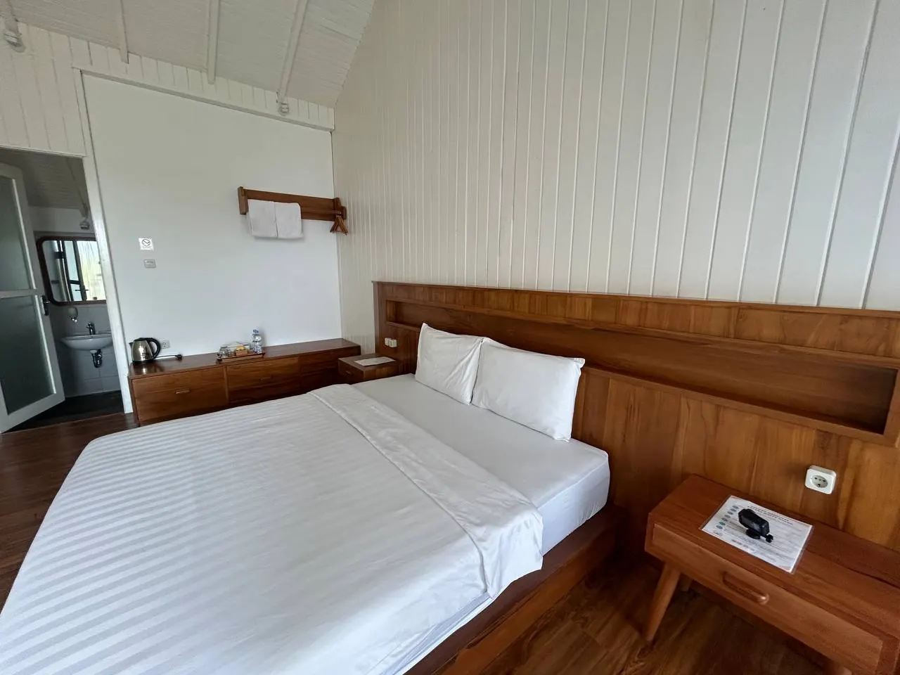 Deluxe 2–4 — Batara White House, Lolai