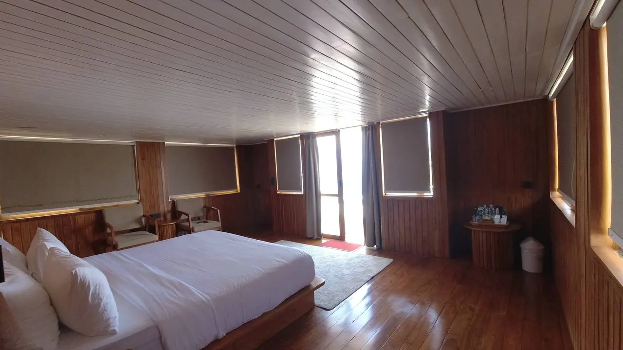 Kamar Kapten 2 — Batara White House, Lolai