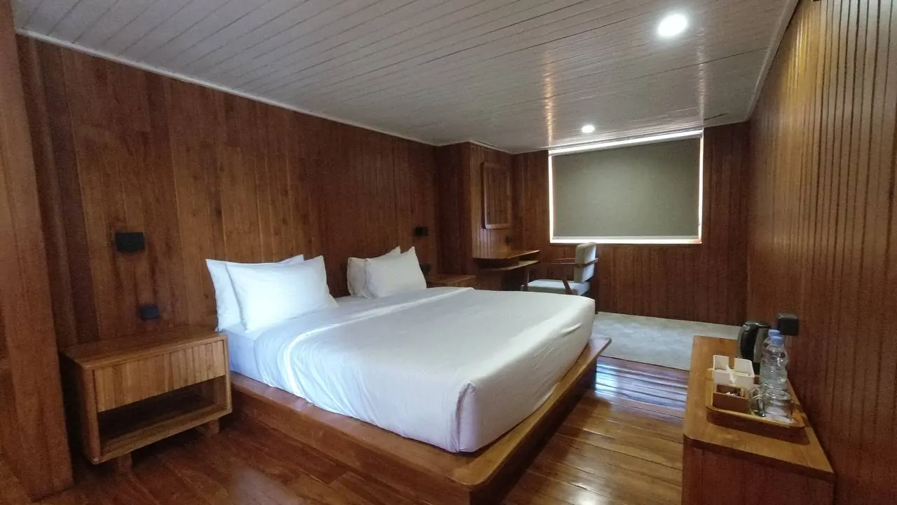 Kamar Kapten 3 — Batara White House, Lolai