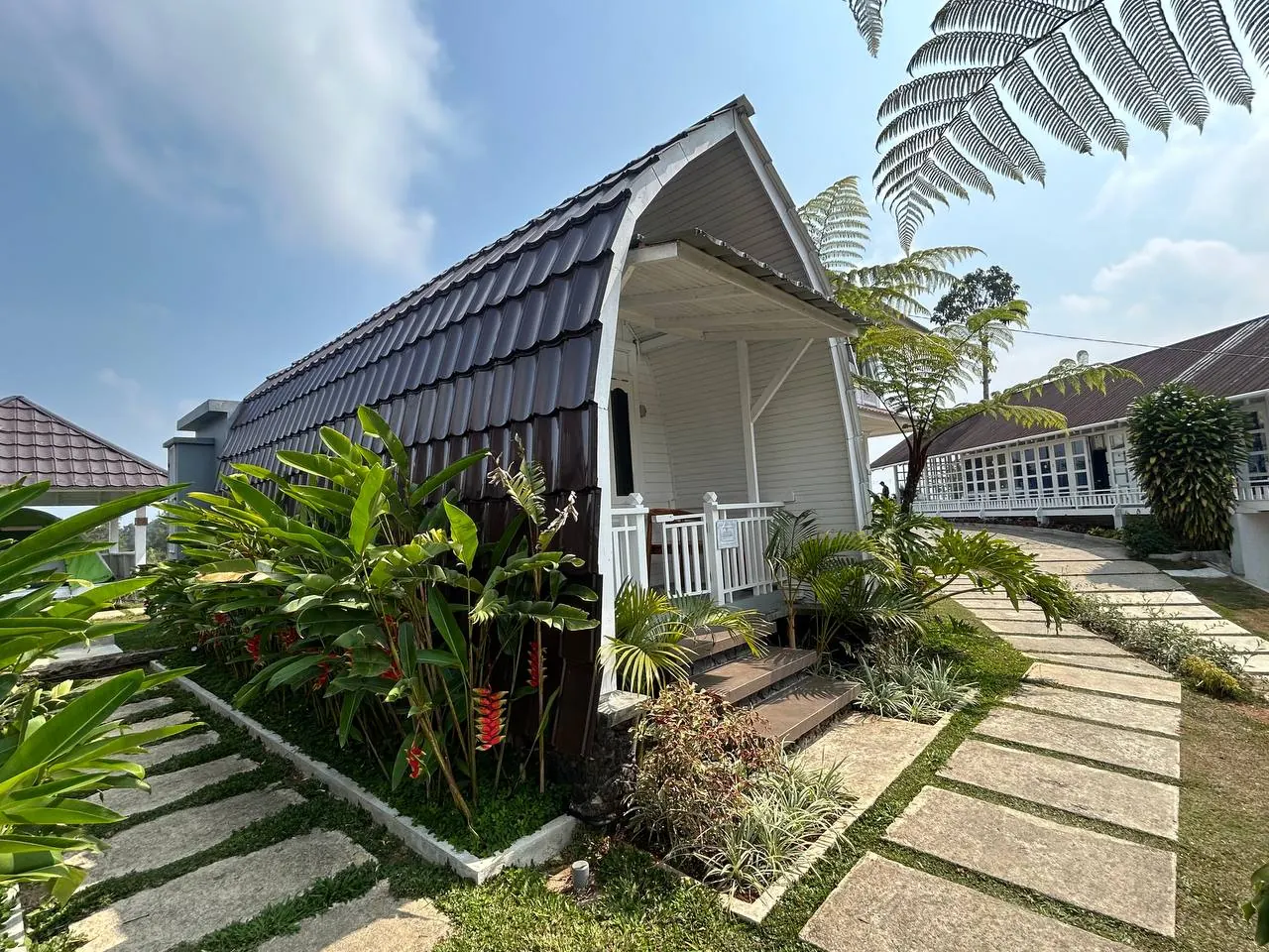 Rumah Kurcaci — Batara White House, Lolai