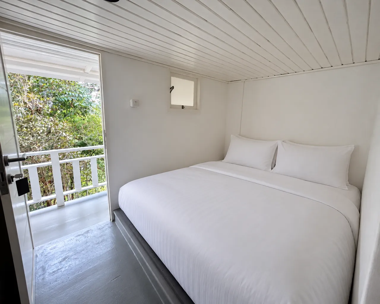 Superior 1 — Batara White House, Lolai